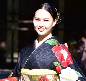 河野景子の次女・白河れいが芸能界デビュー「世界で活躍できるように!」