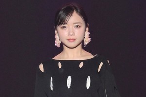 日向坂46齊藤京子、美背中を大胆披露! スリットから美脚もチラリ