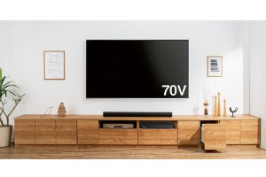 85V型まで対応する幅広テレビ台、キャビネット追加で壁一面にピッタリ設置