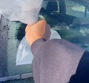 【スルスル】車の窓ガラスの凍結をビニール袋1枚で解消する方法に注目! - 「へー! 凄い」「マジで困ってるからやってみようかな」