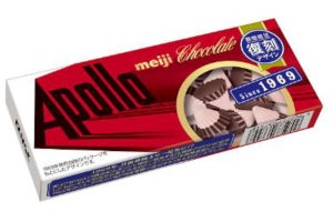 明治「アポロ」の初代パッケージ復刻が話題、他にもロングセラーお菓子が発売当初の姿に