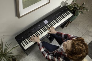 ローランド、エンターテインメント機能を備えたポータブルピアノ「FP-E50」