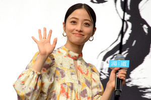 橋本環奈、フジテレビアナウンサーに勧誘される!? 紅白司会を軽部アナも絶賛