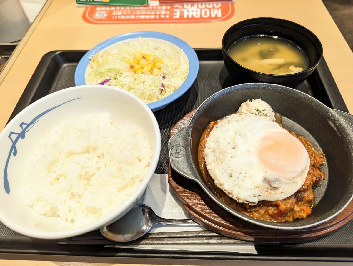 ボロネーゼソースエッグハンバーグ定食