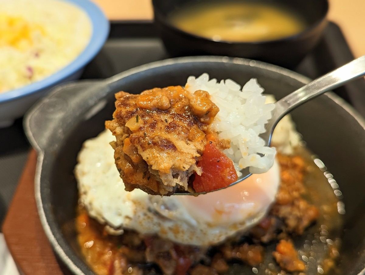 絶品のボロネーゼソースハンバーグと白米のコラボ
