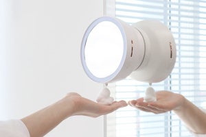 鏡に貼り付ける自動ソープディスペンサー、メイクに便利な拡大鏡／LED付き