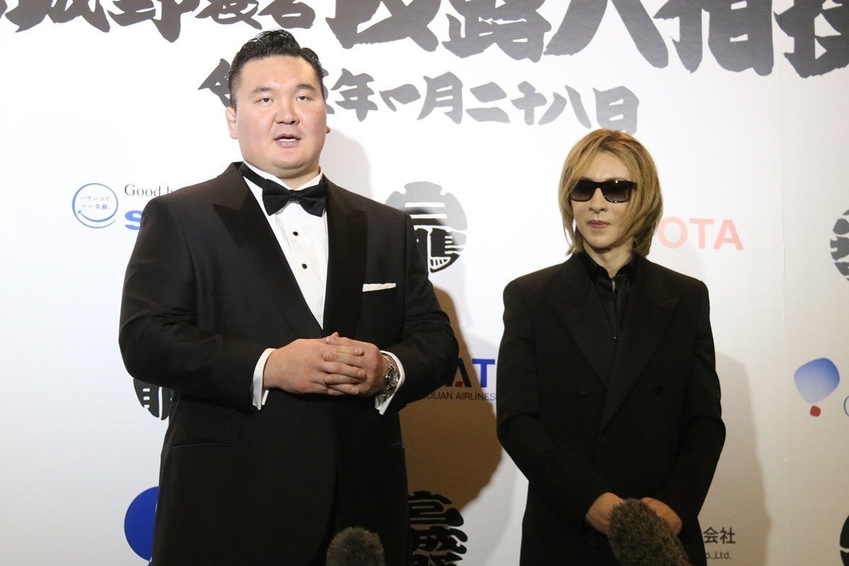 YOSHIKI、元白鵬の断髪式に参加「人の髪の毛を切ったのは初めてです