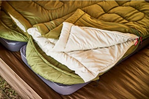 コールマンからフード付き寝袋! 快適温度を調整、寝返りしやすい封筒型