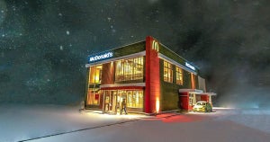 吹雪の中で明かりを灯すマクドナルドが幻想的な美しさ - 「スノードームみたい」「セーブポイント?」「異世界に転移してる」とネットで想像ふくらむ