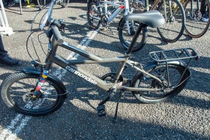 自転車界の注目は折りたためるミニベロe-bike、防寒用ハンドルカバー?