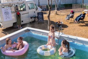 星野リゾート、軽井沢「トンボの湯」横に屋外温泉プール「トンボのプール」を期間限定オープン! テントサウナも