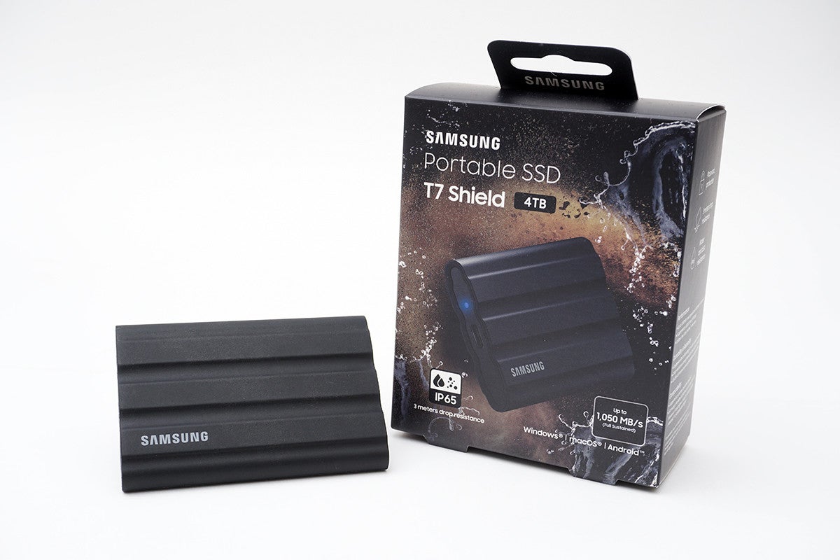 堅牢高速ポータブルSSDに大容量版が追加！ Samsung「T7 Shield」の4TB ...