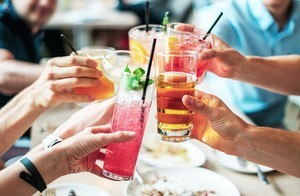 【1000人調査】上司との飲み会「参加したくない」が4割、最大の理由は?