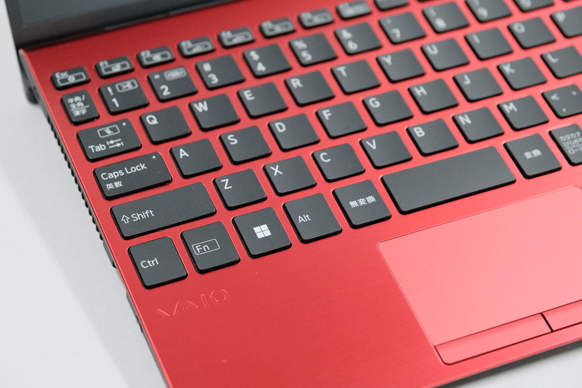 いかにも機動力が高そうなVAIO SX12新色「ファインレッド」！ 実機で