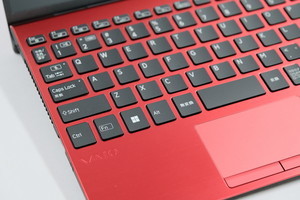 いかにも機動力が高そうなVAIO SX12新色「ファインレッド」！ 実機でチェック