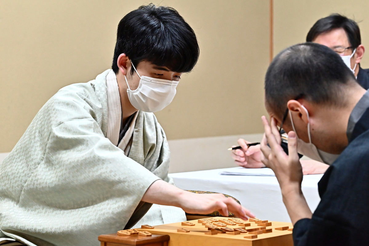 藤井竜王（左）は渡辺棋王との対戦成績を13勝２敗に伸ばしている（提供：日本将棋連盟）