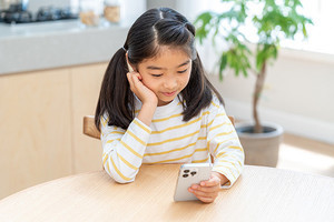 小学6年生の半数がスマホを所有、中学生のスマホ所有率は8割前後で頭打ち？