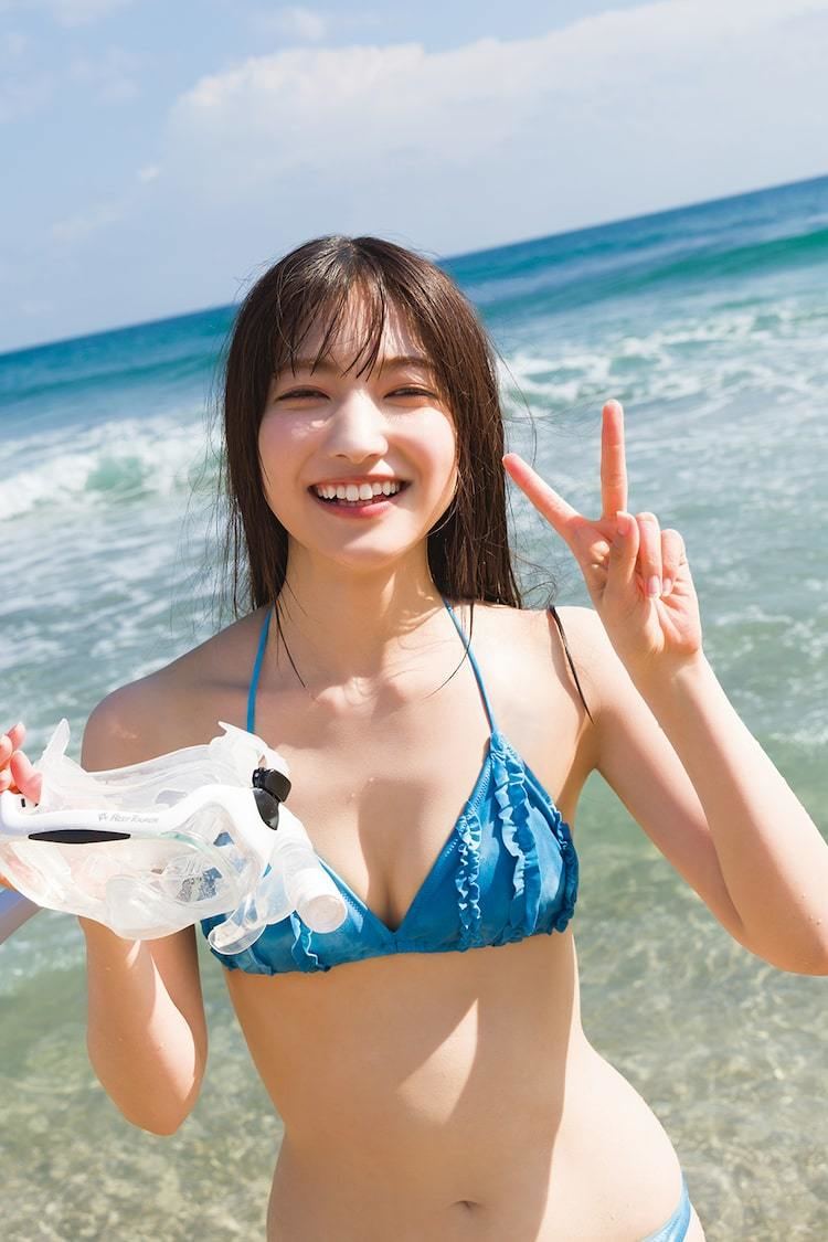 櫻坂46大園玲が水着姿でピース | マイナビニュース