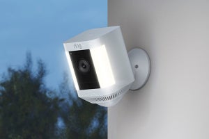 Amazon新セキュリティカメラはセンサーライト付き、スマホで外を確認