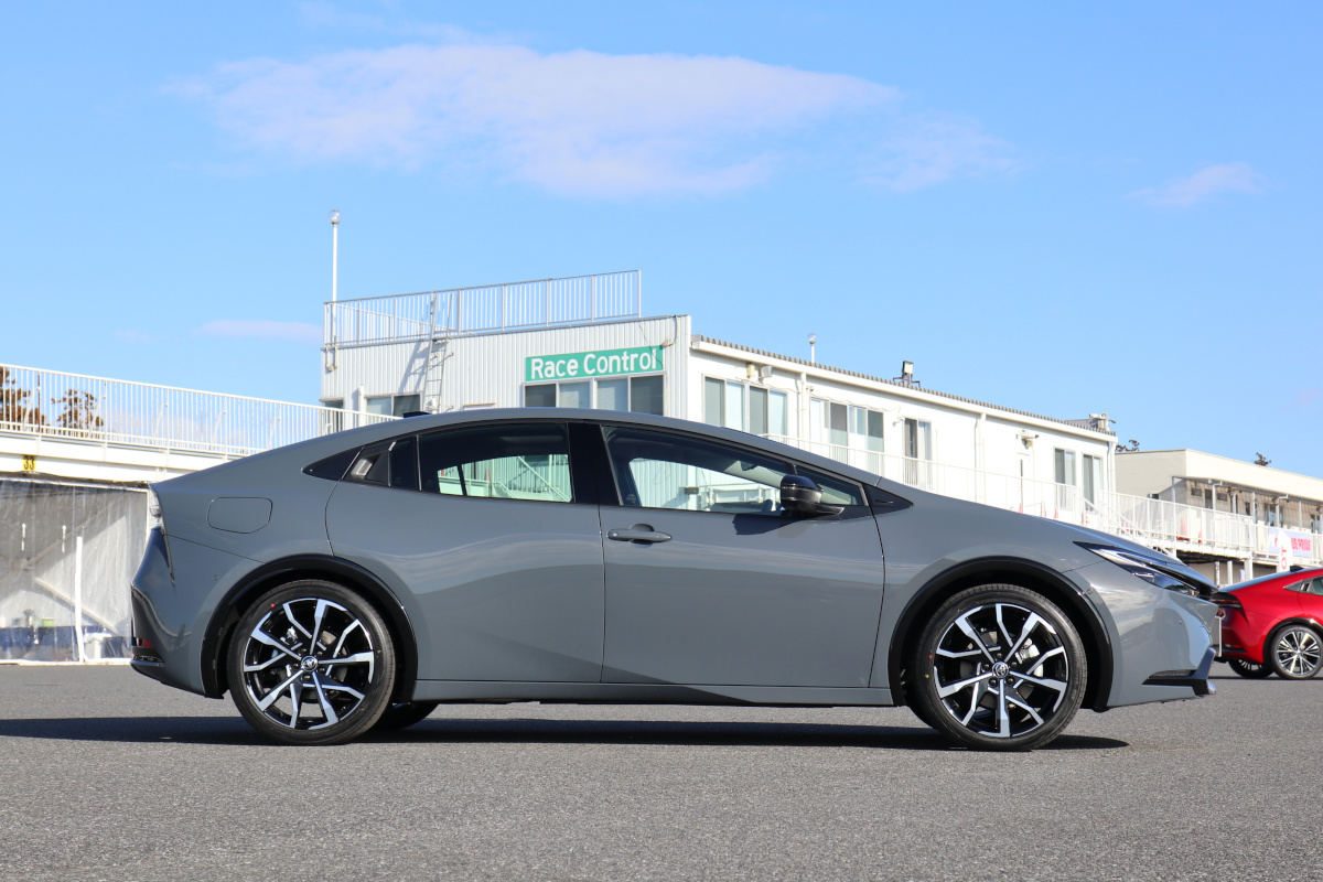 新型「プリウス PHEV」