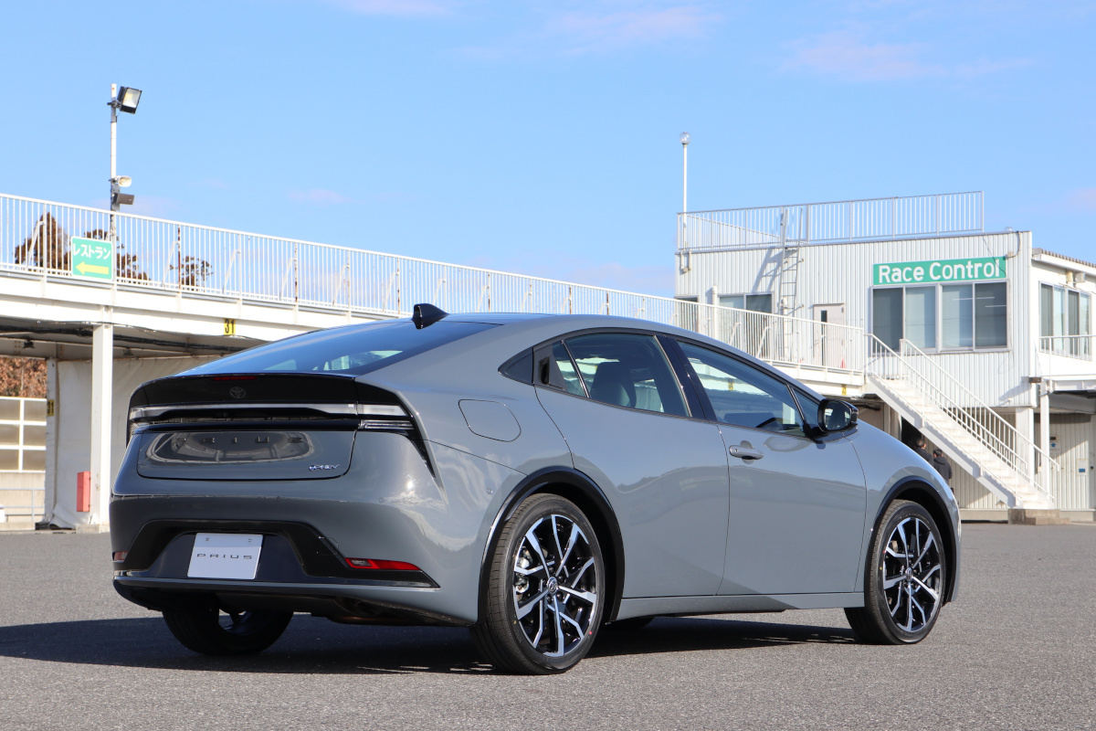 新型「プリウス PHEV」