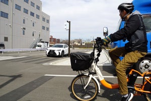 パナソニック・京セラ・トヨタなどがITSを用いて自転車の事故回避実験、「車が接近」とスマホに音声通知