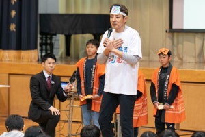 松岡修造、小学生に熱い特別授業　世界水泳メイン会場の博多小学校訪問