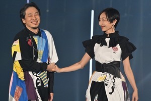 ひろゆき＆西村ゆか夫婦、TGCで手つなぎランウェイ　仲良くハートマークも