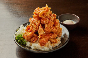 名物「ザンギ」が2倍【肉500g】のメガ丼! なるとキッチンで春のフェア開催