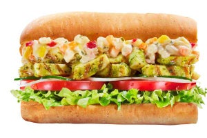 前年より「30%増量」した6種の野菜＋チキン＝【580円】サンドが発売