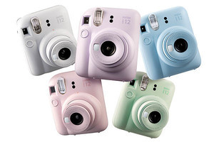 富士フイルム、インスタントカメラ「チェキ」のエントリーモデル「INSTAX mini 12」