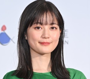 生田絵梨花、グリーンのワンピース姿で登場「新しい風が吹いている」