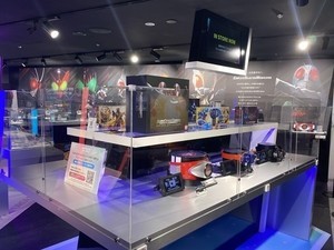 「仮面ライダー」変身ベルトなど最新変身アイテムを展示、「なりきりワールドストア東京」見どころを紹介