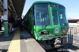 JR西日本221系、奈良線「お茶の京都トレイン」緑と菱模様の外装に
