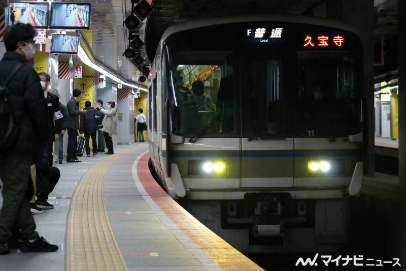 大阪駅(うめきたエリア)の地下ホームで発車を待つおおさか東線の普通列車