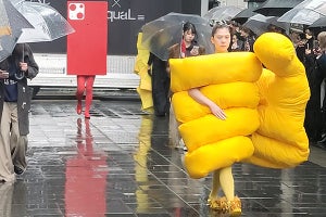 これが歩きスマホを考えさせるためのファッションだ！ - ドコモ「東京歩きスマホコレクション」