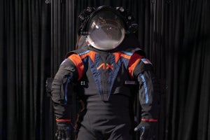 NASA、40年ぶりの新型「宇宙服」を発表 - ネット「マクロスみある」「かっこいい」