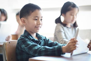 学校でのICT活用、貸与タブレット・パソコンの利用が7割を超える