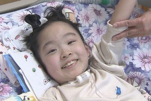 突然体が動かなくなった8歳の少女　両親を「笑っていた方が良い」と前向きに励ます