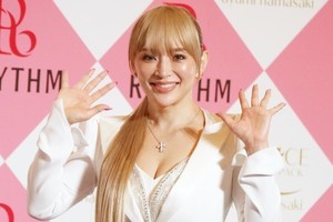 浜崎あゆみ、8年ぶり記者会見　胸元セクシーな白スーツ姿で魅了「久しぶりに」