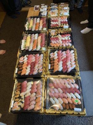 【リアルすしざんまい!】親戚の集まりで全員が「寿司」を買ってきた結果…とんでもない事態になった写真がネットで話題