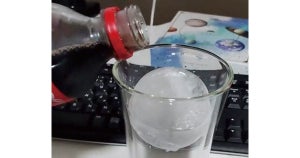 【ジワジワくる】氷をコップに入れて、コーラを飲もうとしたら…? 思ってたんと違う展開を迎える動画に爆笑