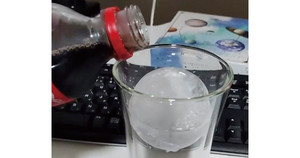 【ジワジワくる】氷をコップに入れて、コーラを飲もうとしたら…? 思ってたんと違う展開を迎える動画に爆笑