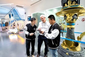 Apple CEOのティム・クック氏、『原神』開発のmiHoYoを訪問 - 中国ツアーの一環で