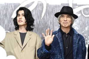 佐藤浩市、息子・寛一郎と隣同士で登壇「横並び恥ずかしい」「場所替わって」