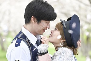 高畑充希＆田中圭、桜舞う中キス…夫婦役ラブラブカット公開『unknown』