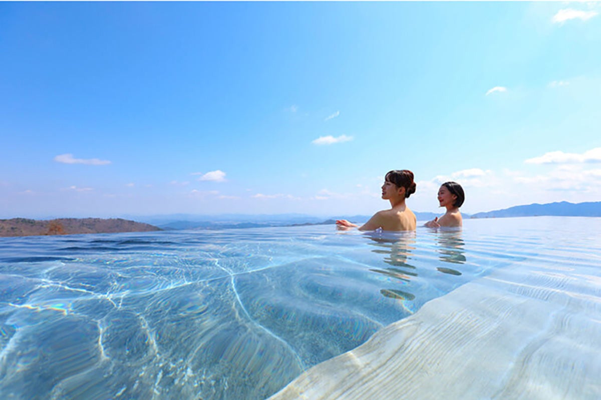 栃木県日光市の標高1,000メートルに位置する温泉リゾートホテル「AOYA日光霧降」が開業! 展望露天風呂も
