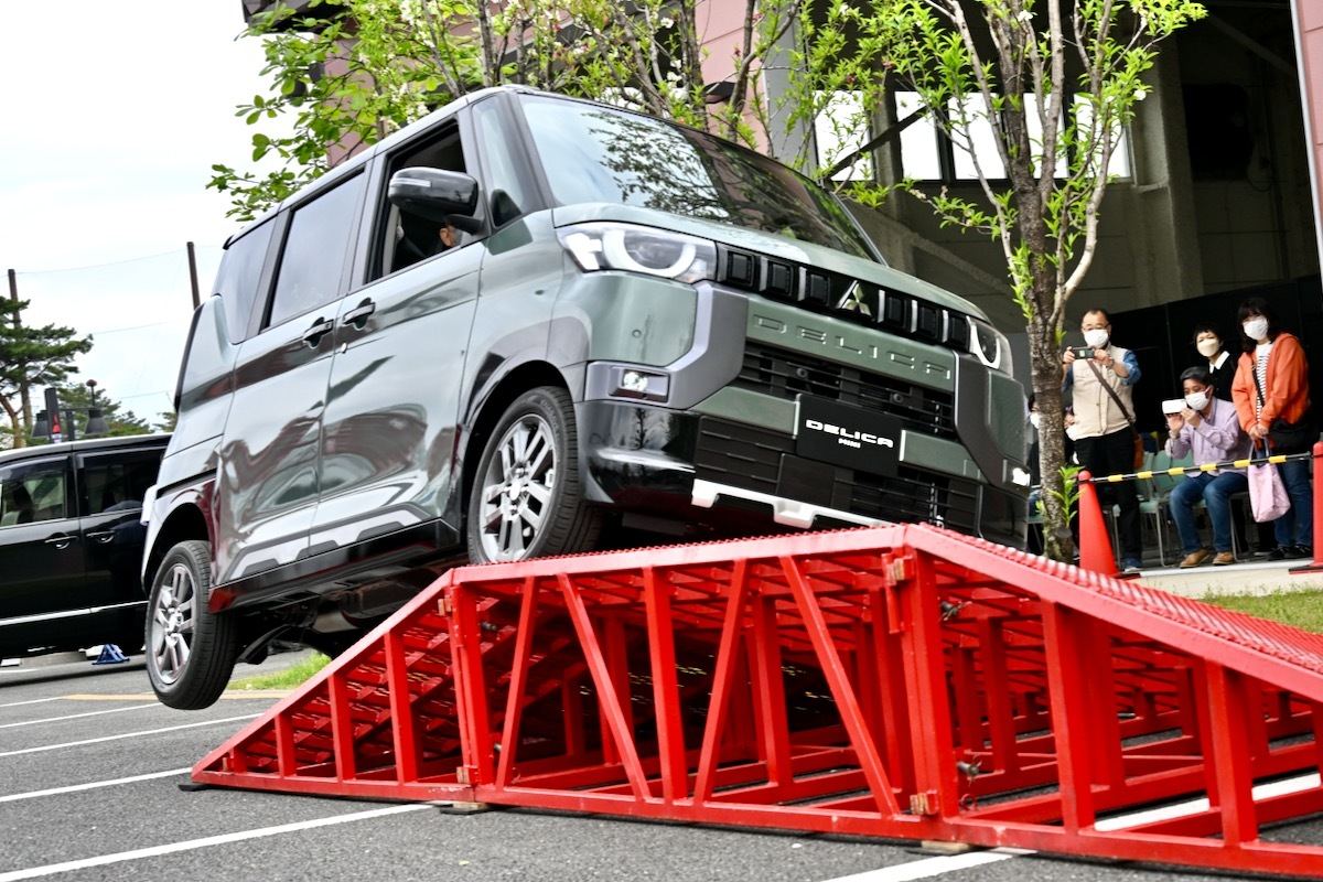 三菱自動車「デリカミニ」