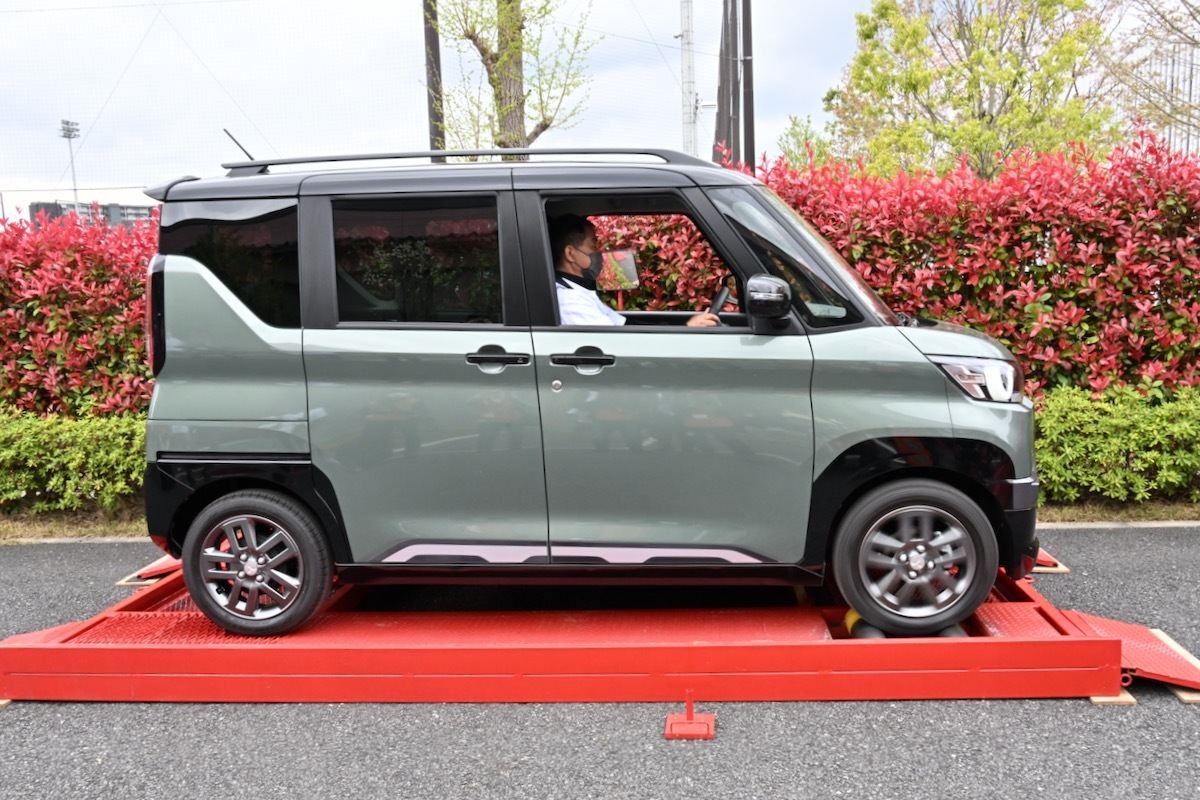 三菱自動車「デリカミニ」