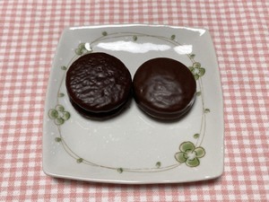 【フワフワ派? サクサク派?】「サクサクチョコパイ＜たっぷりチョコ＞」と「小さなチョコパイ」を実食して比較してみた!